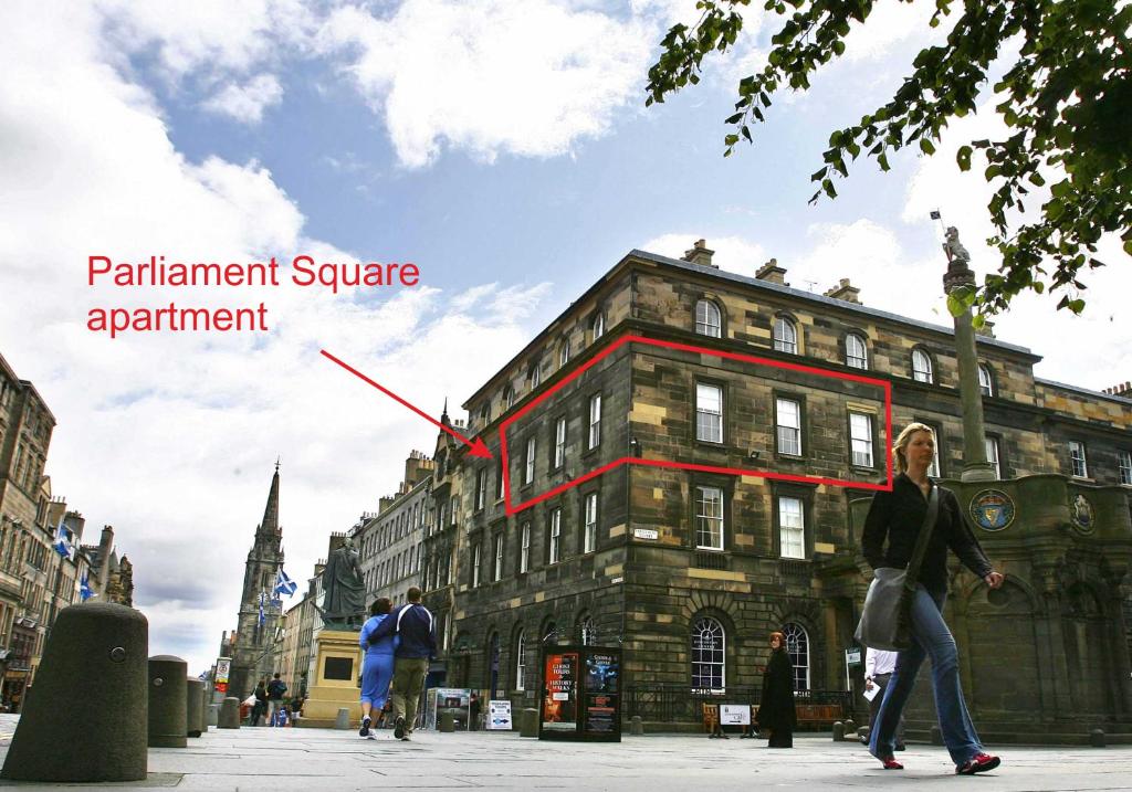 爱丁堡Parliament Sq apt 12 Royal Mile的一座有永久广场和公寓的建筑