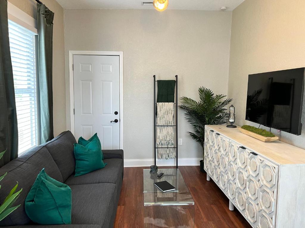 坦帕Updated Condo in Heart of Tampa 2的带沙发和平面电视的客厅