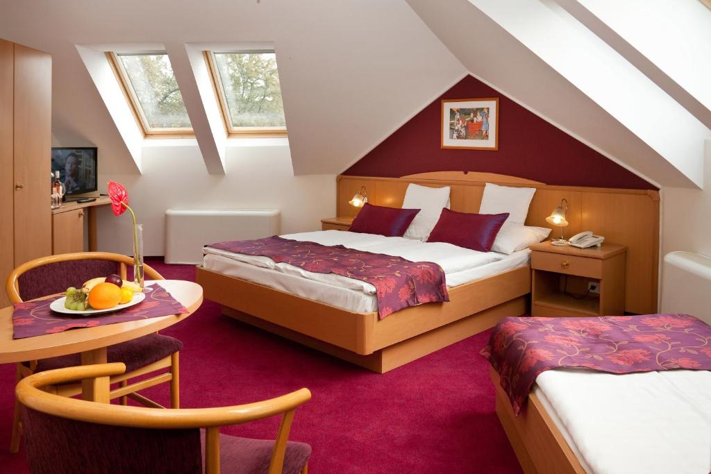 杰尔卡尔瓦利亚酒店的酒店客房设有一张床和一张桌子