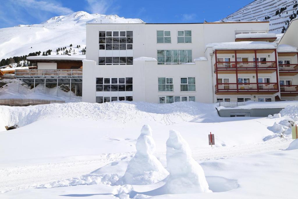奥伯古格尔Haus Fabian的一座被雪覆盖的建筑,有雪塔