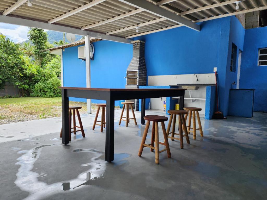 马利西亚斯Cantinho residencial的蓝色墙前的桌子和凳子
