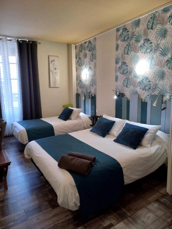 莱塞比耶勒中心酒店的酒店客房设有3张蓝色调的床。