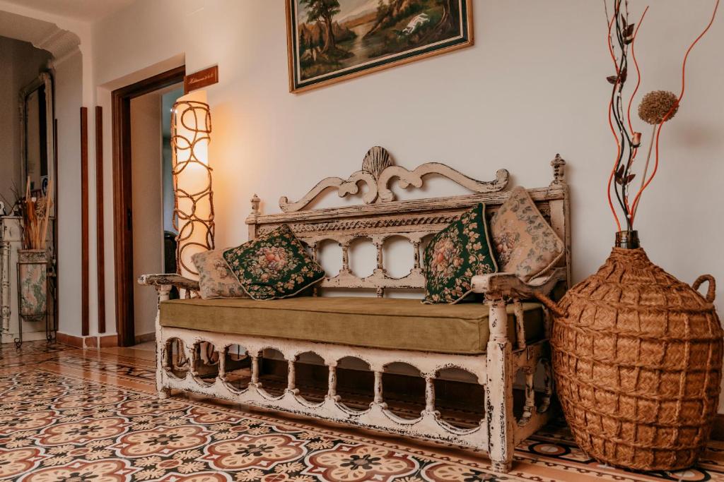 Casa Capricho del Destino的花瓶间一张古董床
