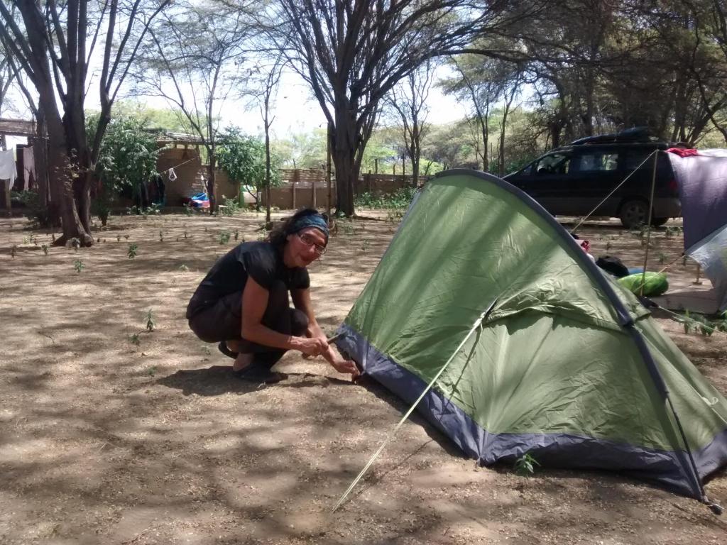 卡诺阿斯德蓬萨尔Camping Matufa Mancora的妇女在田野里搭帐篷