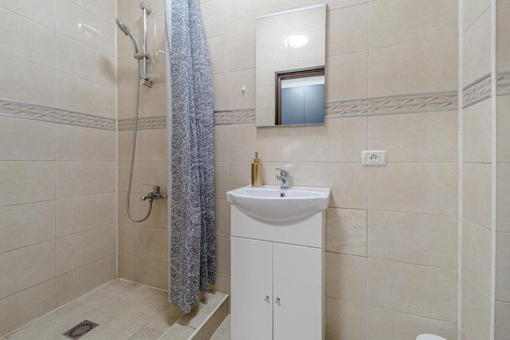 阿拉德Hera's Modern Home的一间带水槽、卫生间和淋浴的浴室