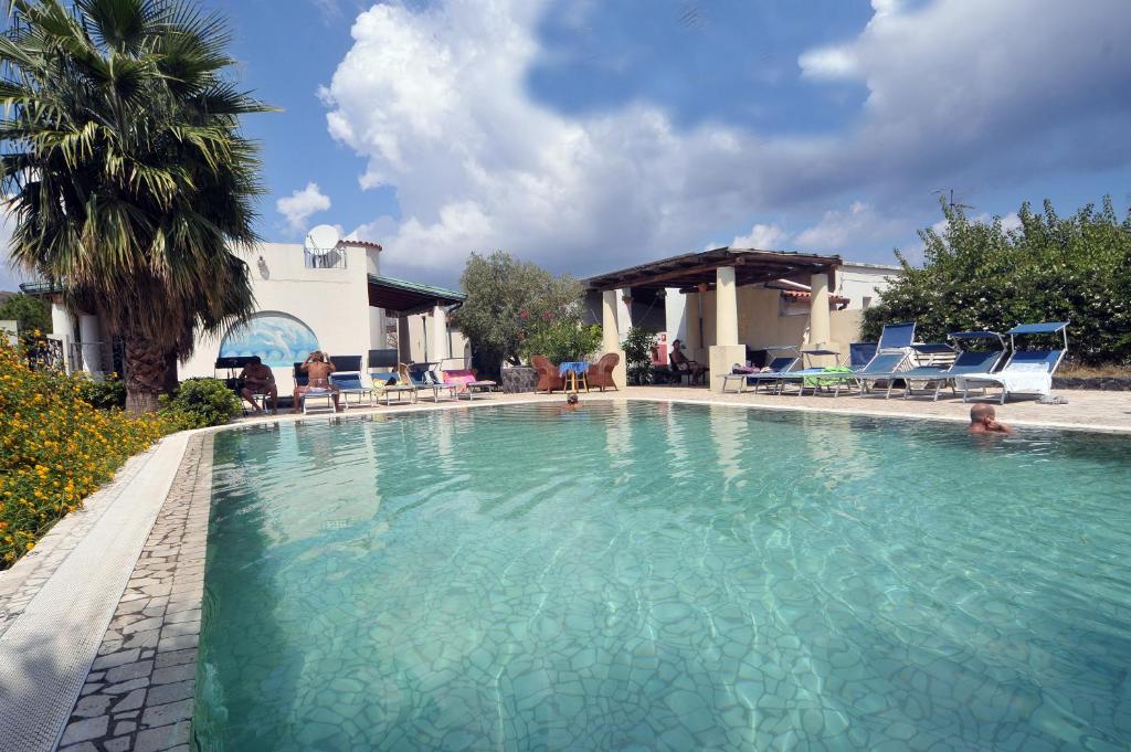 弗卡诺奥拉酒店的房屋前的大型游泳池
