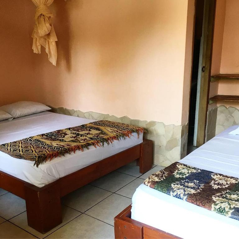洛佩斯港Hostal Machalilla的一间设有两张单人床的房间