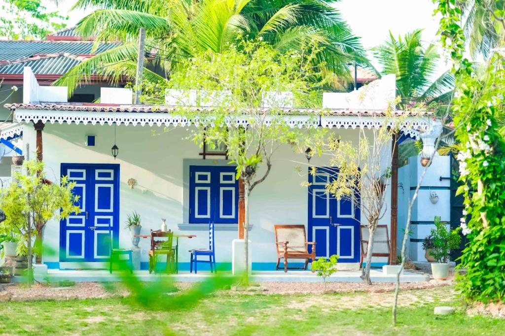贝鲁沃勒Sriyan Villa的蓝白门和树木的房子