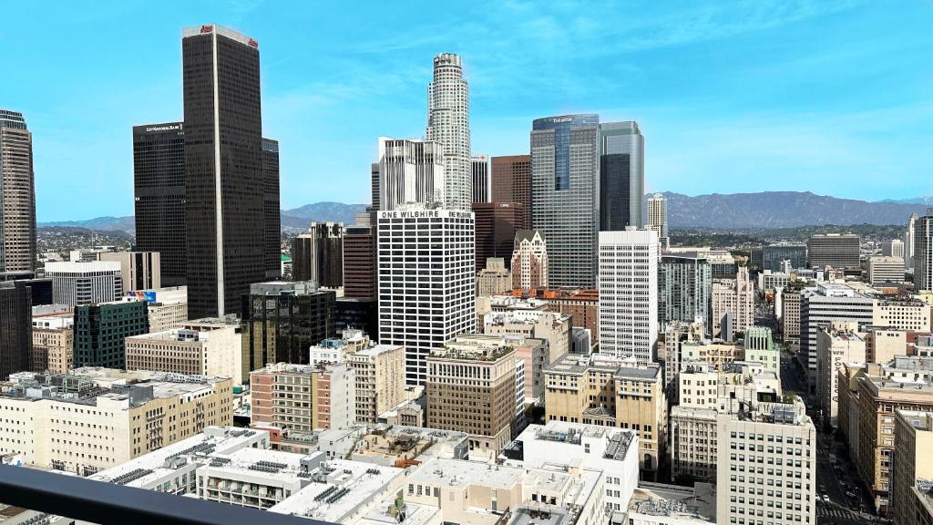 洛杉矶Sky Rise Apartments的享有大城市和高楼的景色