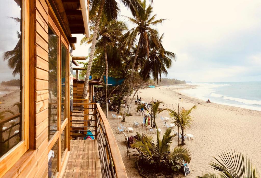 GuachacaMendihuaca Surf Camp的从海滩房屋的阳台上可欣赏到海滩景色