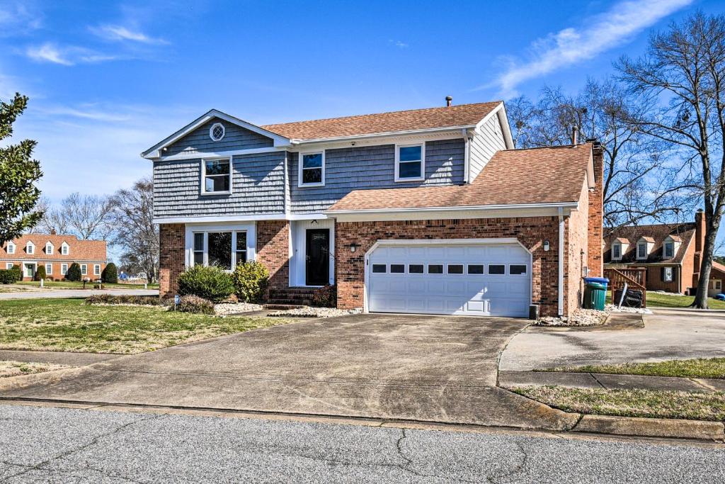 切萨皮克Spacious Chesapeake Home with Pool Table!的街道上带车库的大房子