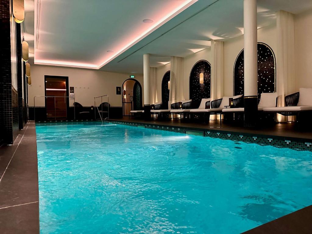 南希Best Western Plus Crystal, Hotel,Bar & Spa的蓝色水中的酒店的游泳池