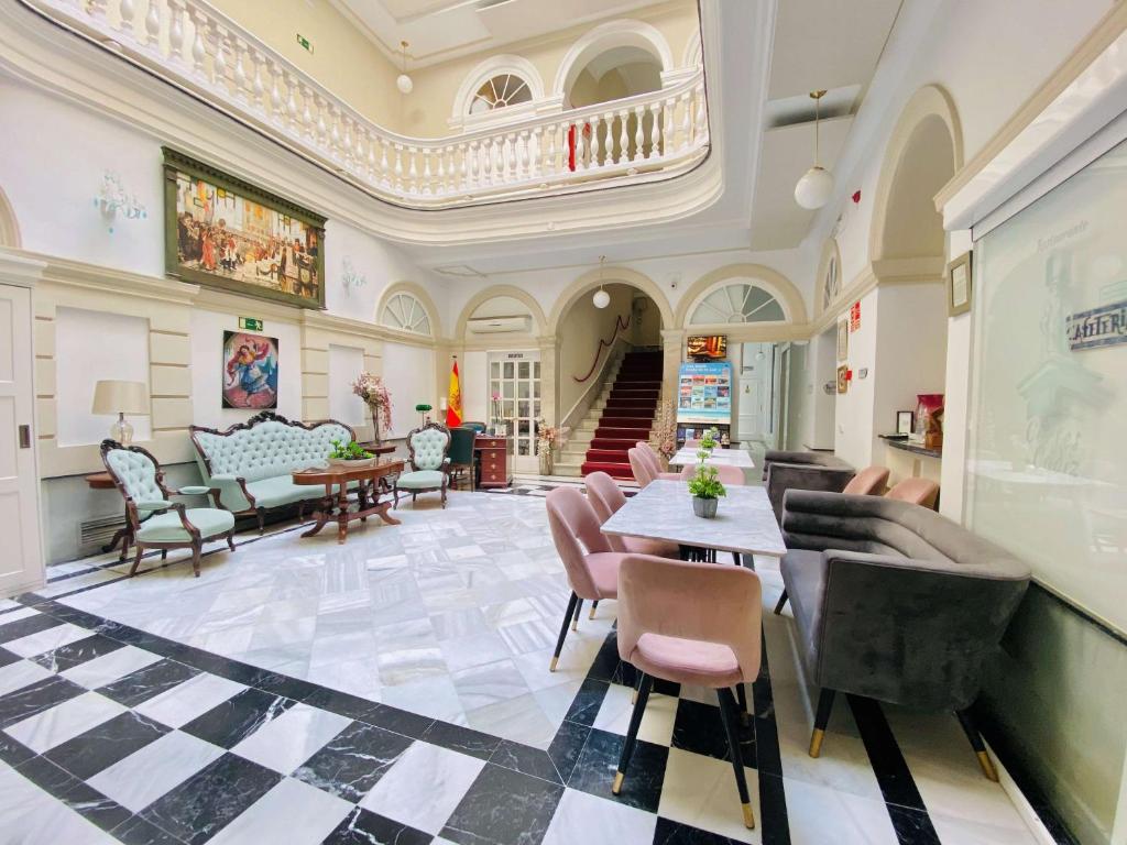 加的斯卡迪兹国会酒店的客厅配有桌椅