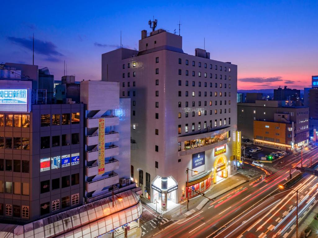 宫崎航空酒店的城市天际线,有建筑物和夜间交通