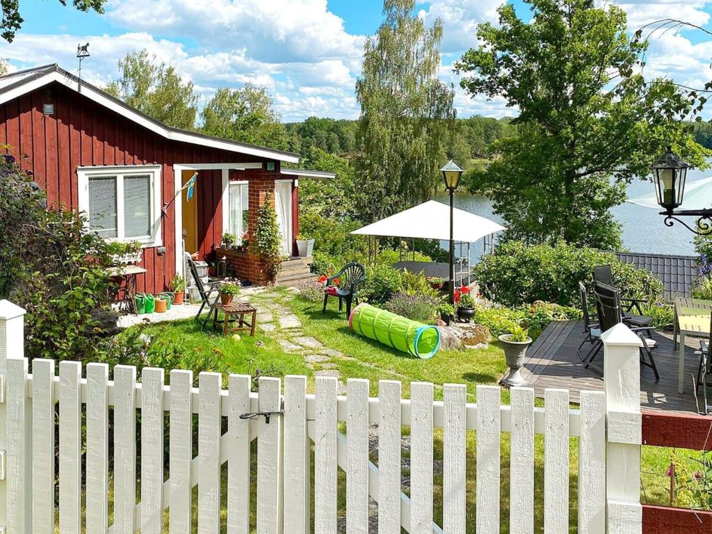 林雪平Holiday home LINKÖPING II的房屋前的白色栅栏