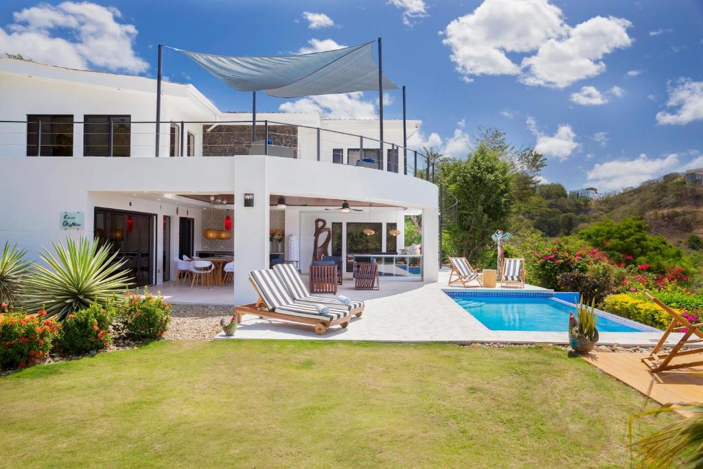 南圣胡安Casa Oli Mar的一座白色的房子,在庭院里设有一个游泳池