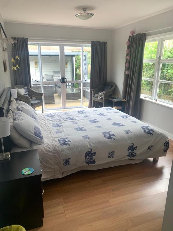 惠灵顿Robert ST Newlands的一间卧室配有一张带蓝色和白色棉被的床
