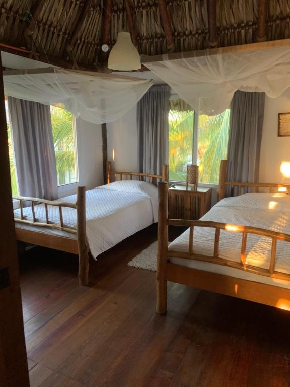 蒙特里科Cabo tortugas - casa的带2扇窗户的客房内的2张床