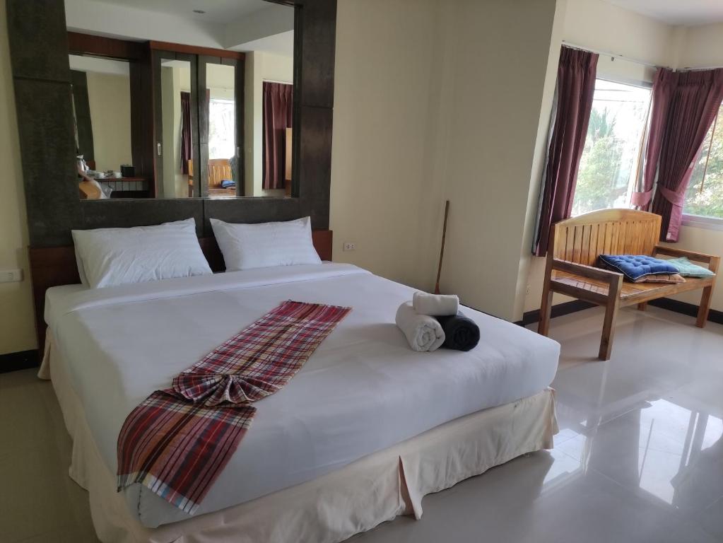 奥南海滩Baan Thara Guesthouse的卧室配有一张白色大床,上面有泰迪熊