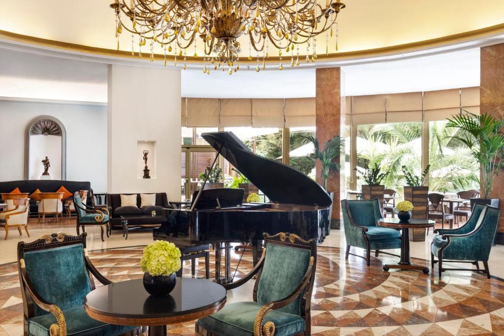 马德里马德里洲际酒店的酒店大堂的钢琴