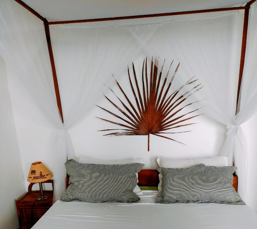 贝岛Villa Malandy Appart Hôtel Duplex 2的一间卧室配有一张带床头板的床和两个枕头