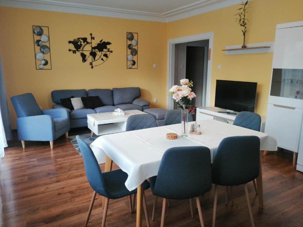 波普拉德Villa-Gallant的客厅配有桌子和蓝色椅子