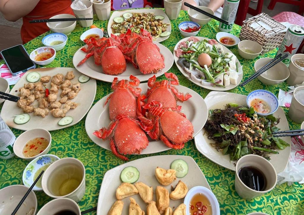 惹岛Khách Sạn Thiên Trí Lý Sơn的一张桌子,上面放满了龙虾和其他食物