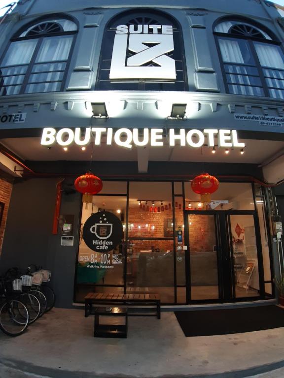 瓜拉丁加奴18套房精品酒店的一家标有读取精品酒店标志的餐厅