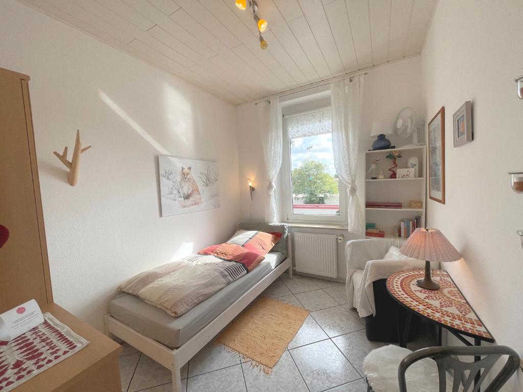 汉诺威Attraktive 3 Zimmer Wohnung in Toplage,Nähe Messe的一间小卧室,配有床和窗户