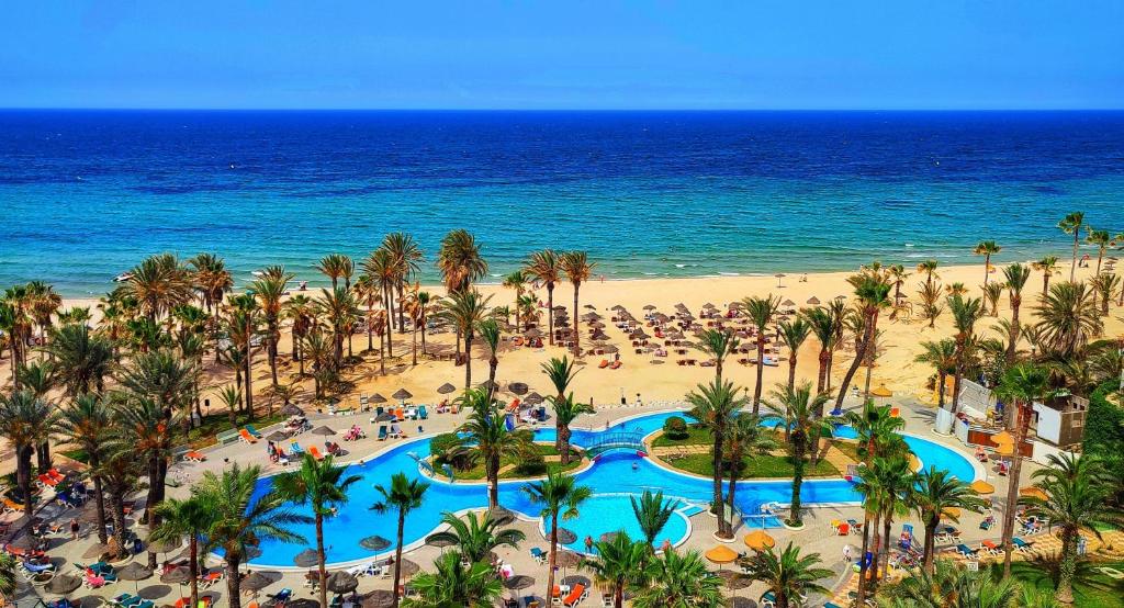 苏塞Riadh Palms- Resort & Spa的享有海滩的空中景色,海与人