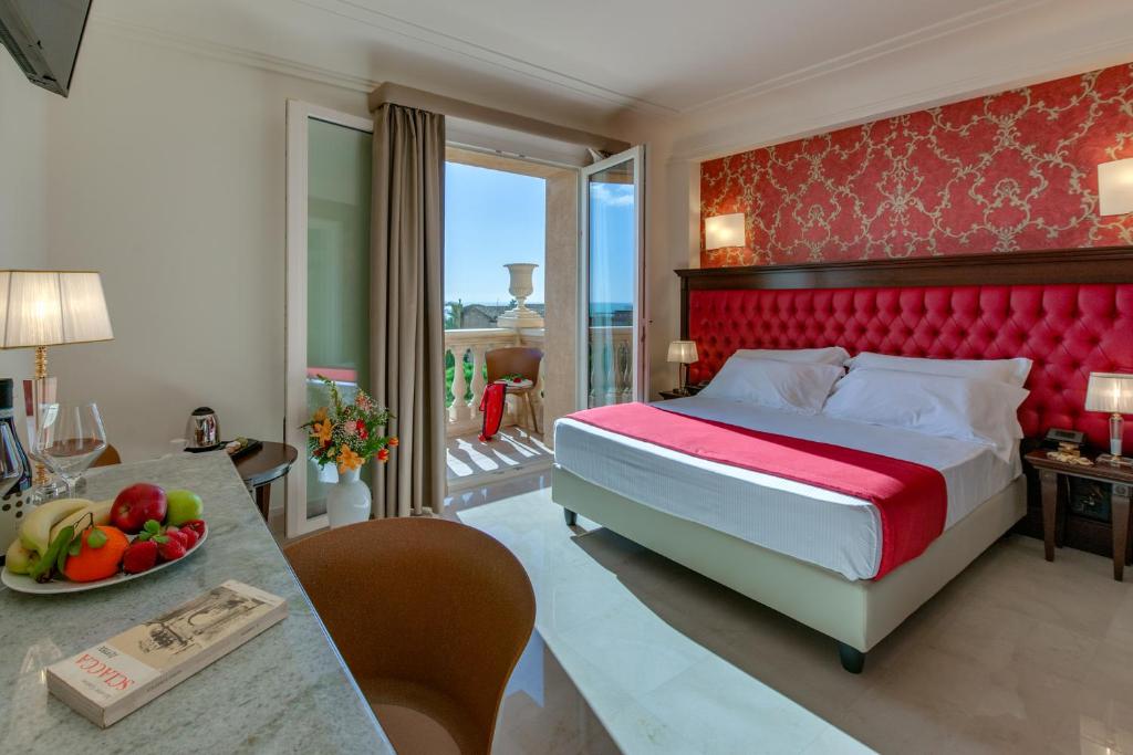 夏卡La Paloma Blanca Hotel的一间卧室配有一张床和一张桌子及一碗水果