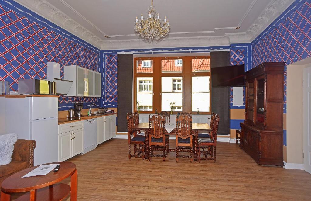 松德斯豪森Alte Post Sondershausen的厨房以及带桌椅的用餐室。