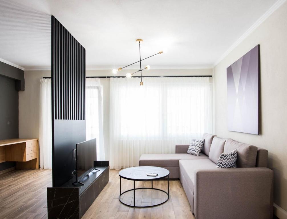 亚历山德鲁波利斯Stamatina's Luxury Apartments (Central 3rd floor)的客厅配有沙发和桌子