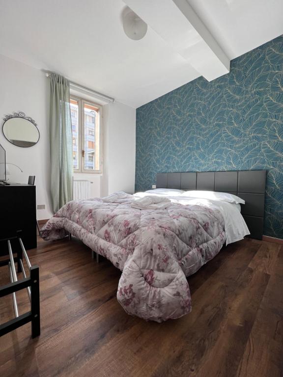 帕尔马Hotel Brenta的一间卧室设有一张大床和蓝色的墙壁