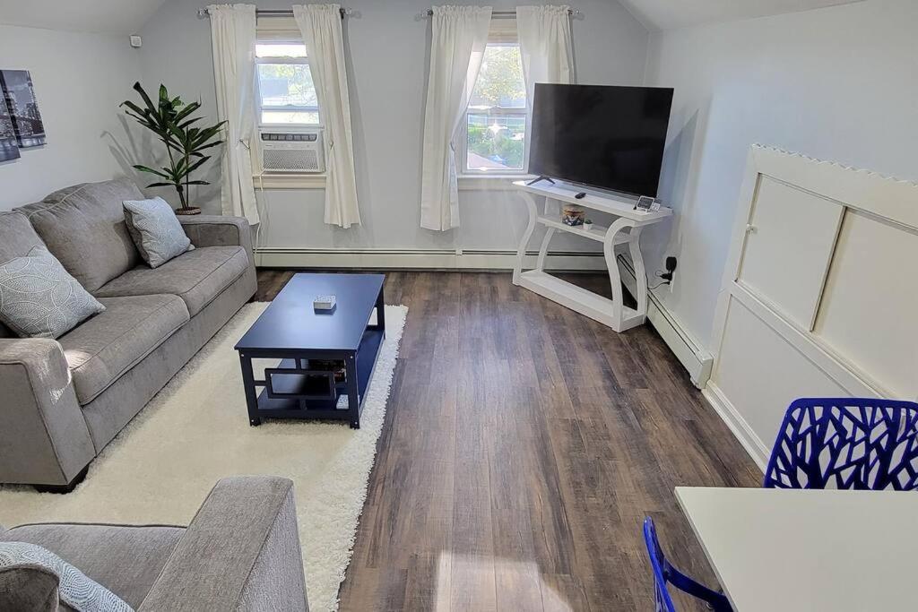 尤宁戴尔Cheerful 2-Bedroom Apartment with Smart Home Tech.的带沙发和平面电视的客厅