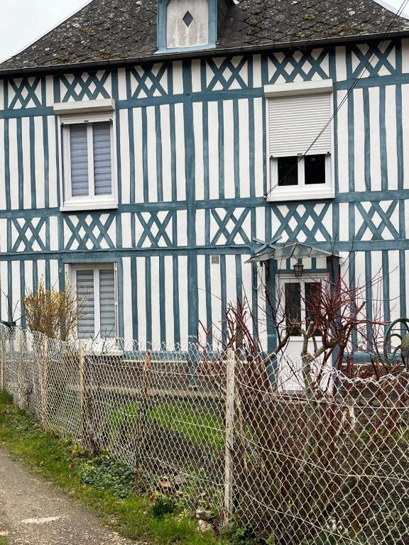 DoudevilleGite les colombages的 ⁇ 后面的蓝色和白色房子