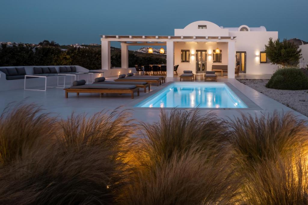 梅加洛克里Philosophia Luxury Villa的夜间带游泳池的别墅