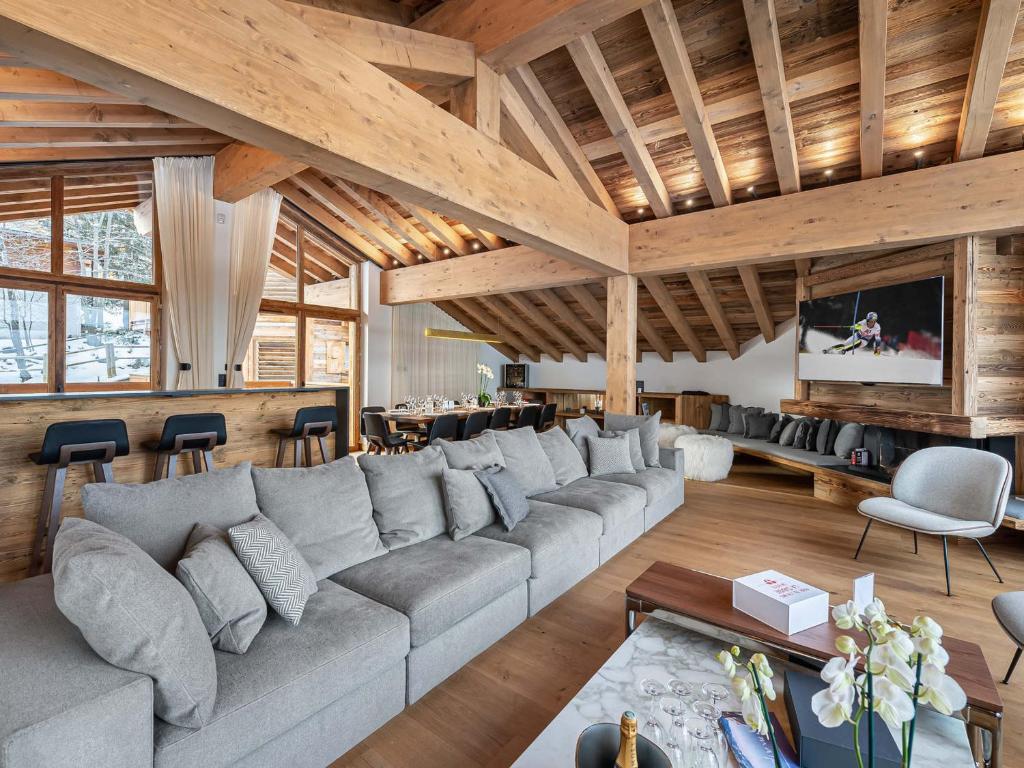 谷雪维尔Chalet Courchevel 1550, 7 pièces, 14 personnes - FR-1-562-47的客厅设有大沙发和电视