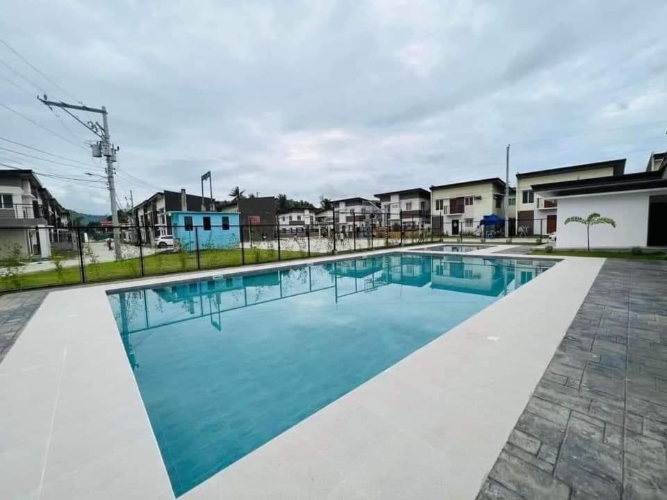 MinglanillaModena Town Square-Walkup Condominium的蓝色海水大型游泳池