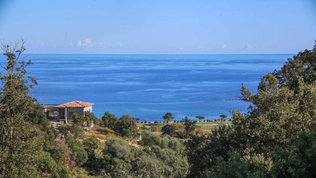 孔卡Villa Vista Mare Favone的一座俯瞰大海的山丘房屋