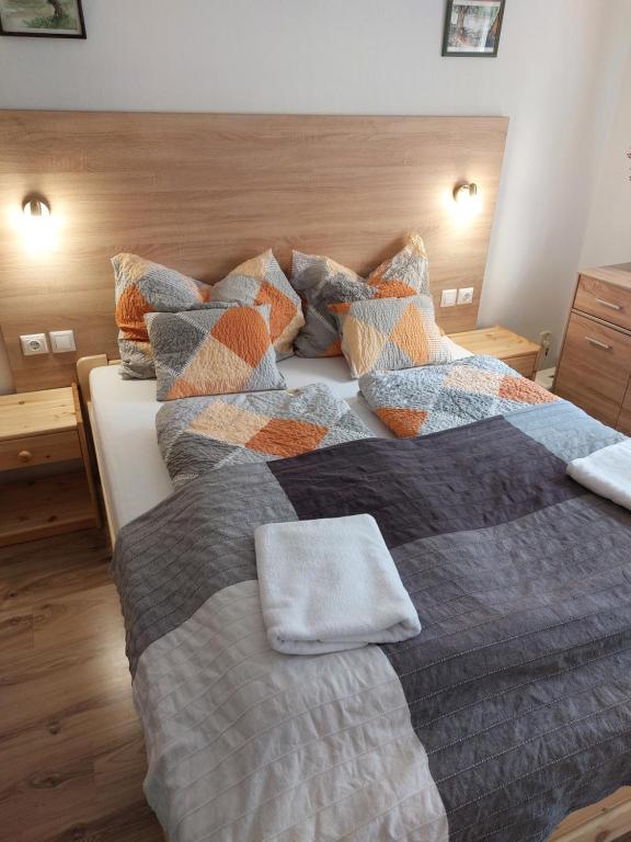 布达佩斯Budaiapertment的一间卧室配有两张带毯子和枕头的床