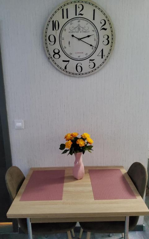 内卡苏尔姆Brodovskiy- Apartment的花瓶桌子和墙上的时钟