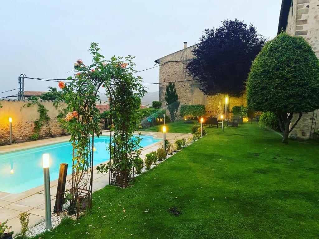 阿蒂恩萨安提格帕拉西奥阿蒂恩萨酒店的花园,晚上设有游泳池