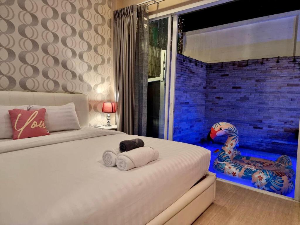 乔木提恩海滩ChinJu PoolVilla的一间卧室配有带毛巾的床