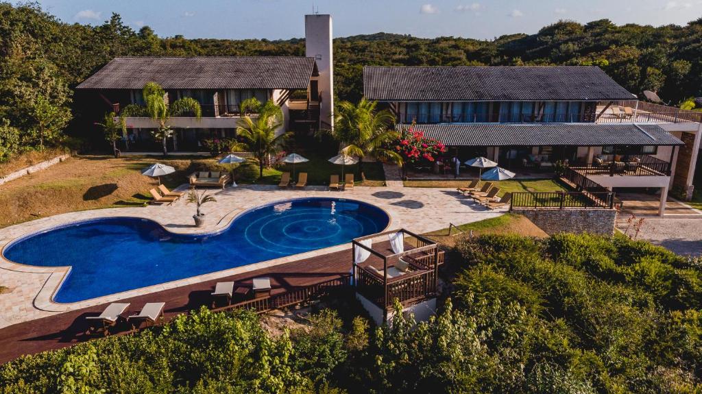 皮帕欧卡达马塔酒店的享有带游泳池的房屋的空中景致