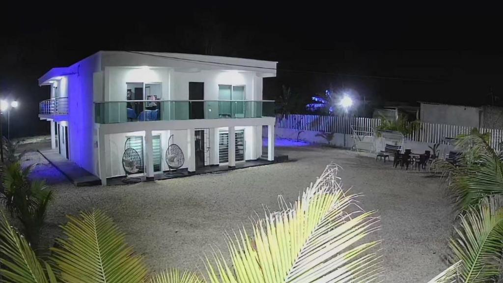 科韦尼亚斯Cabaña los Abuelos的白色的房子,晚上有蓝色的灯光