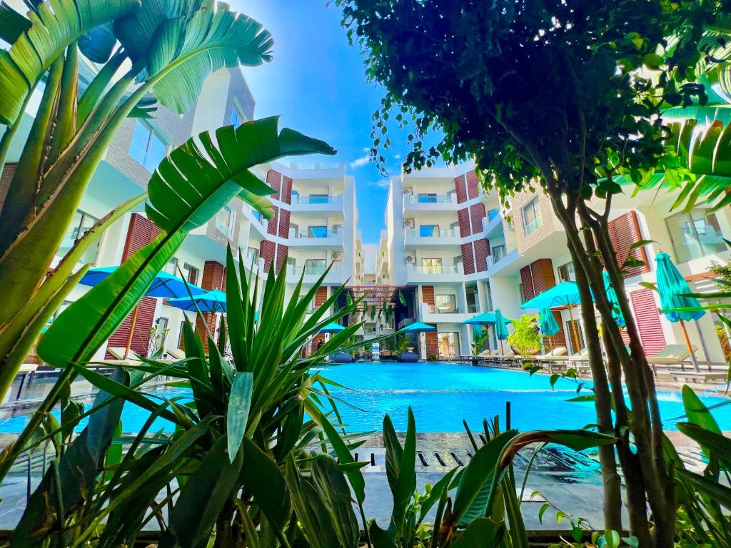 赫尔格达Imperial Resort Hurghada的一座带游泳池和部分建筑的度假村