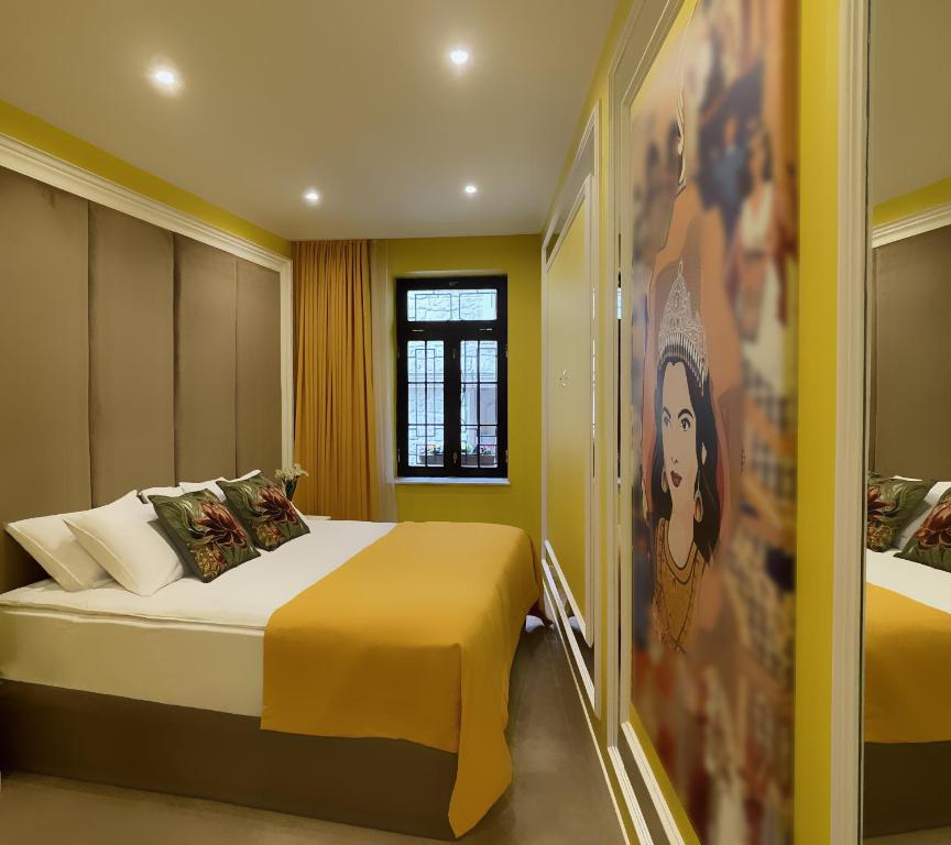 巴库Seven Beauties Hotel Spa Restaurant, Old City Baku的一间卧室设有一张黄色墙壁的大床
