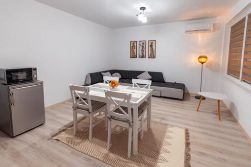 布尔加斯Ioama Island的客厅配有桌子和沙发