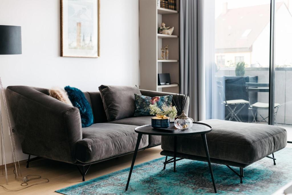 塞格德Design Apartman - Free parking的客厅配有沙发和桌子
